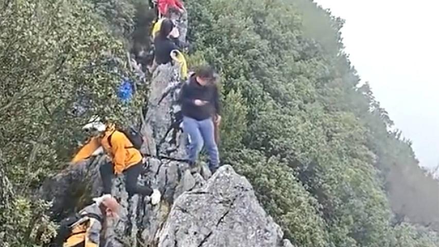 Selfi çəkdirmək istəyən turist 