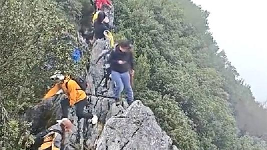 Selfi çəkdirmək istəyən turist 