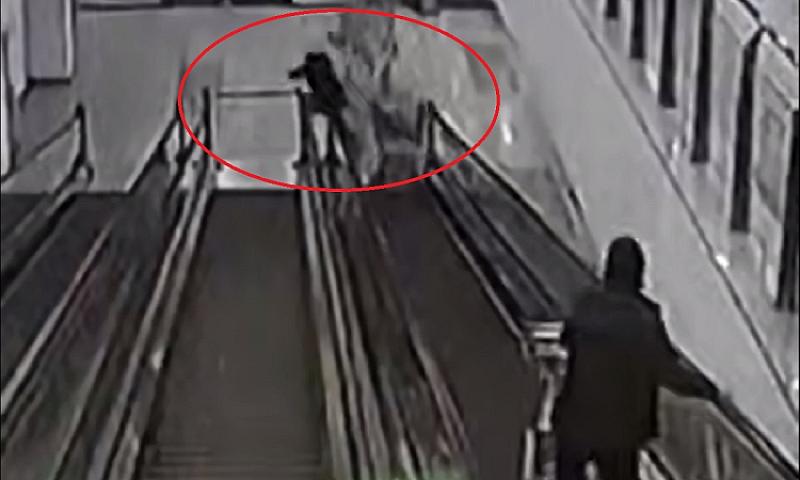 Alış-veriş arabaları üzərinə uçdu  -