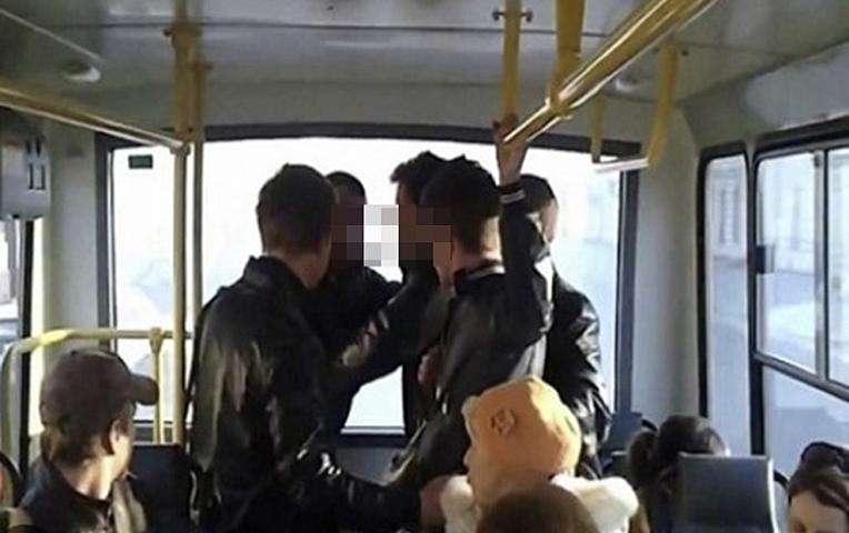 Toydan qayıdan qonşular avtobusda dalaşdı - 