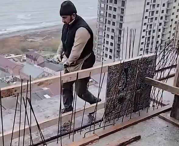 22-ci mərtəbədə həyatla oyun - Hər an faciə baş verə bilər - 