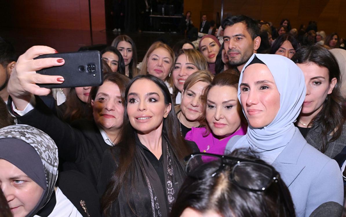 Leyla Əliyeva Ərdoğanın qızı ilə bir arada - Fotolar