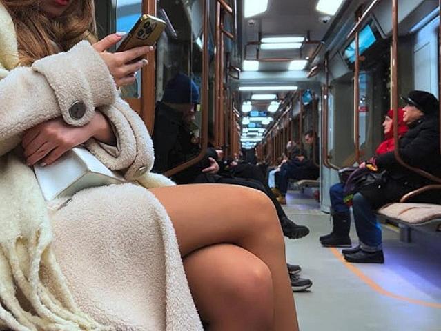 Metroda qadına qarşı əxlaqsız hərəkətlər edən kişi 