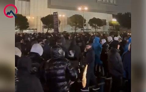 Yağışa baxmayaraq, stadionda anşlaq yaşanır - 