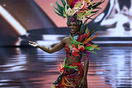 Gözəllik yarışmasında səhnədə yıxıldı - 