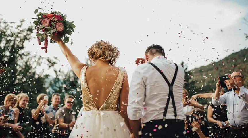 Toyda gəlin və bəyə qeyri-adi 