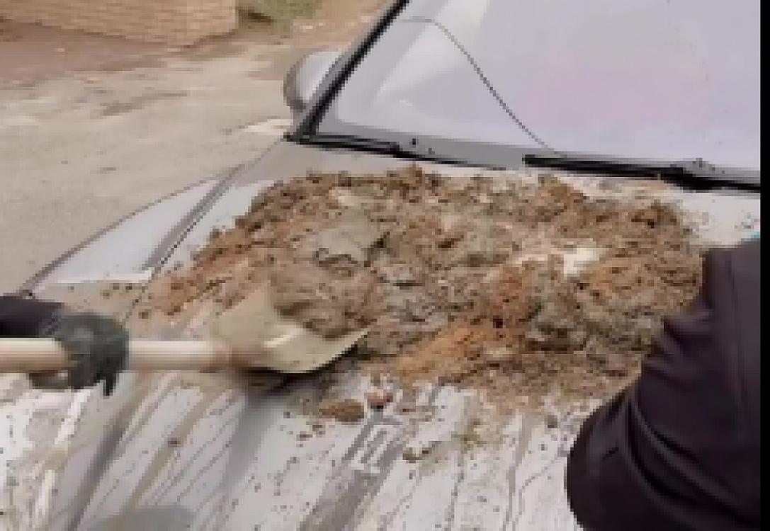 Bakıda "Porsche"nin üstündə beton qarışdırdılar - 