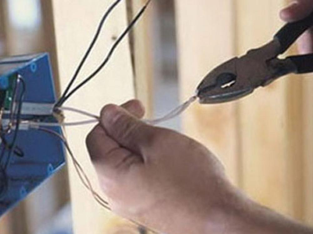 "Azərişıq" işçisini cərəyan vurub öldürdü