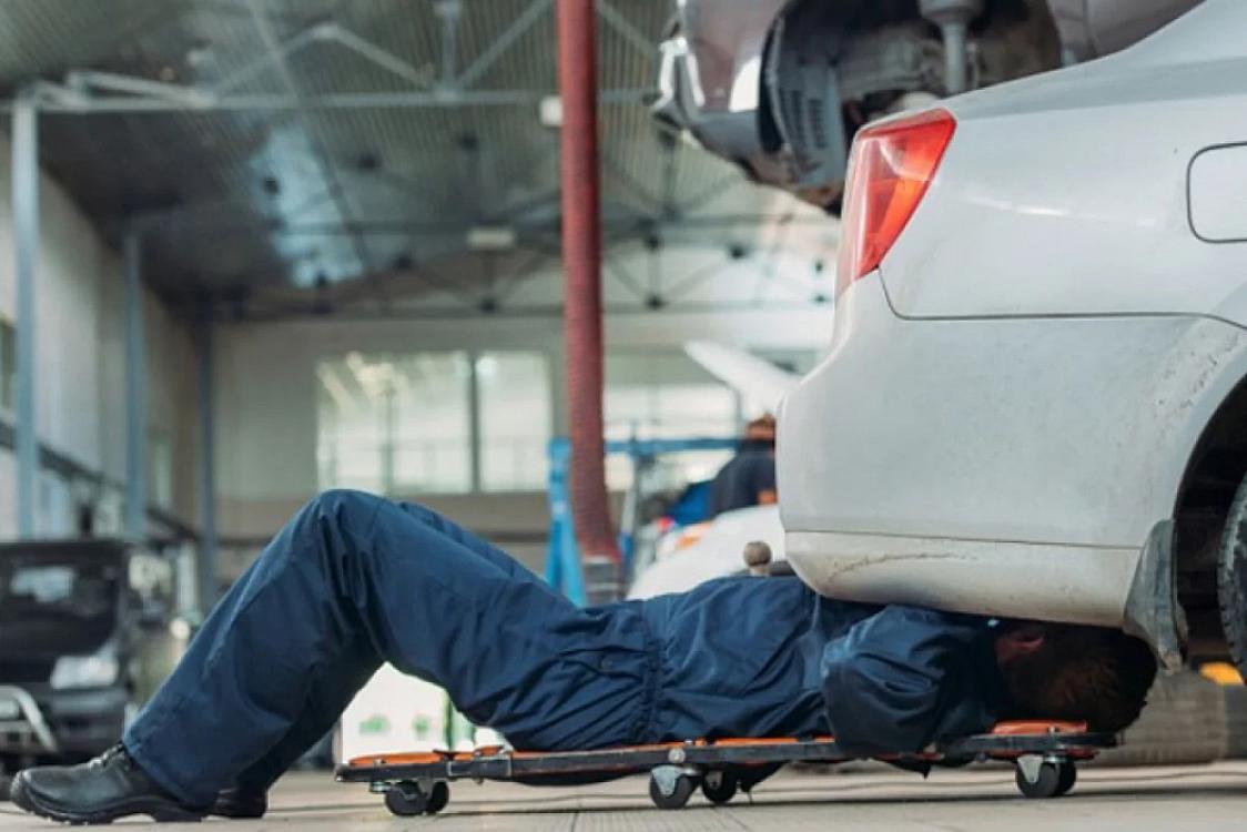 Təmir etdiyi maşının altında qalaraq 