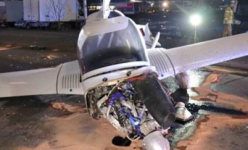 Təyyarə küçəyə endi - 