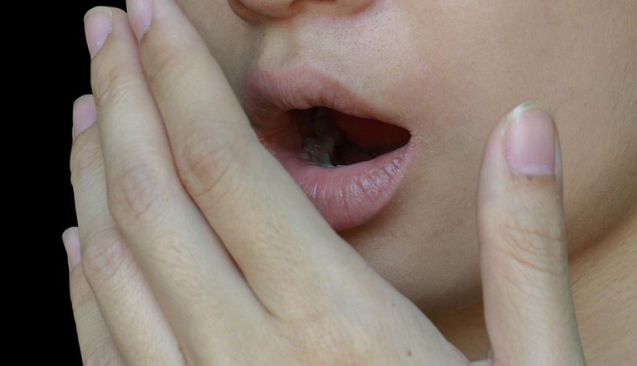 Ağız qoxusundan qurtulmağın 4 təbii ÜSULU