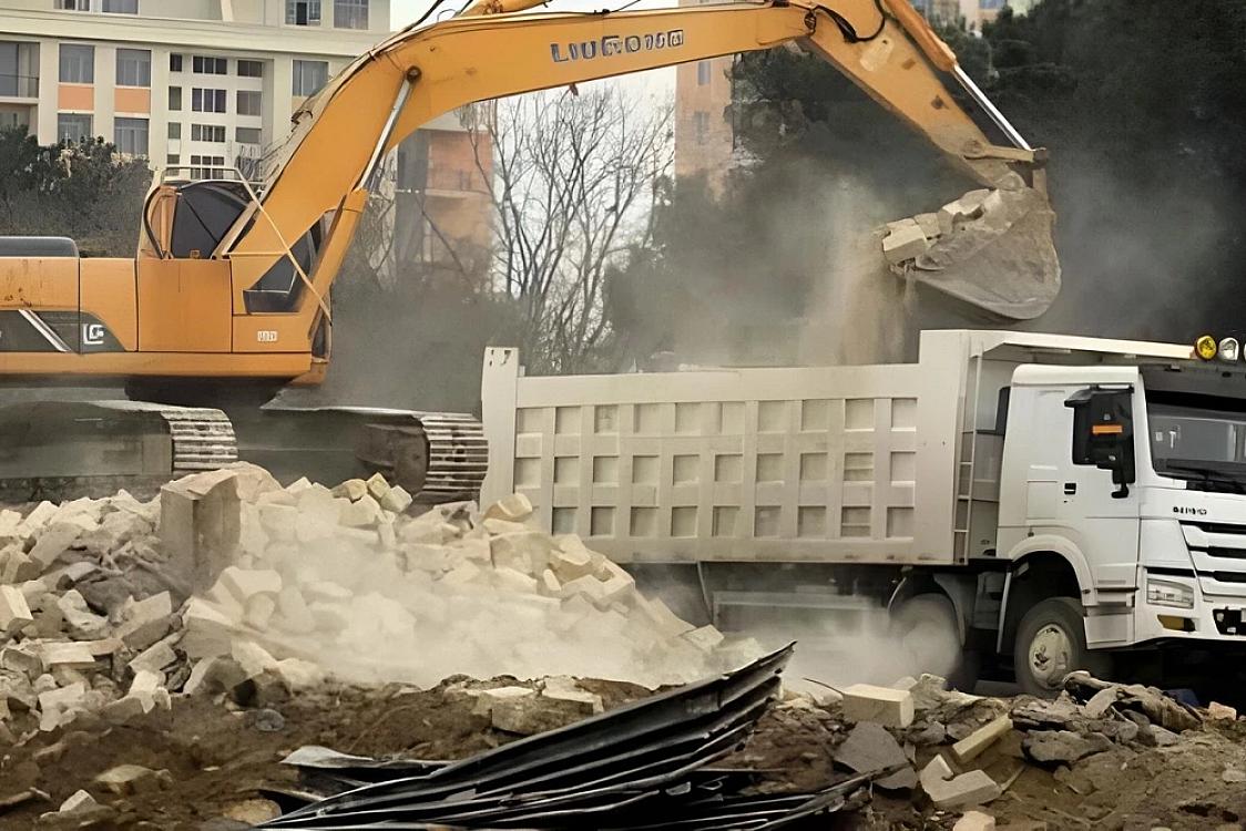 Bakının məşhur universitetində söküntü 