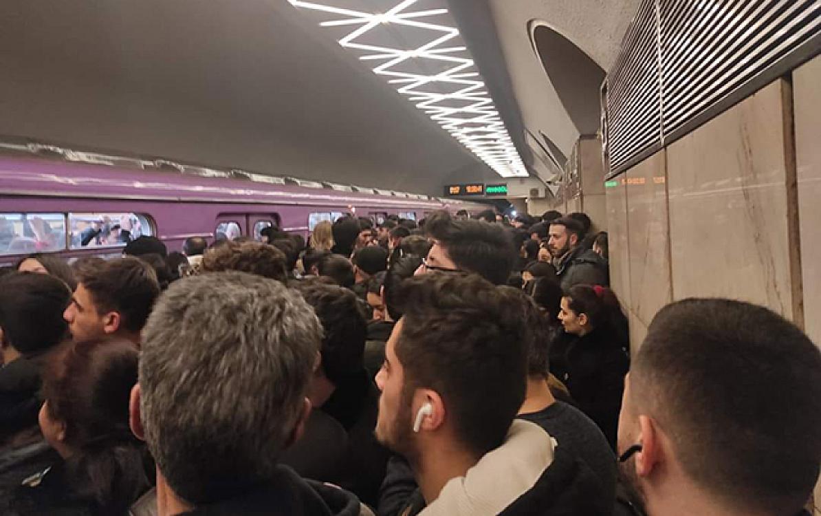 Metroda problem yarandı