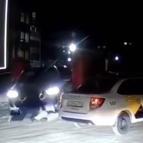 Taksi sürücüsü  səfəri ləğv etməyən qızı 