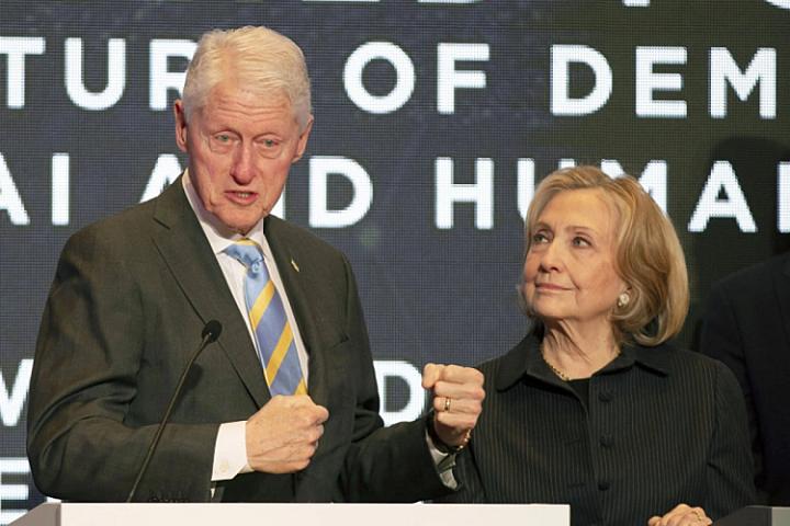 "NYT": Klintonlar məsuliyyətə cəlb oluna bilərlər