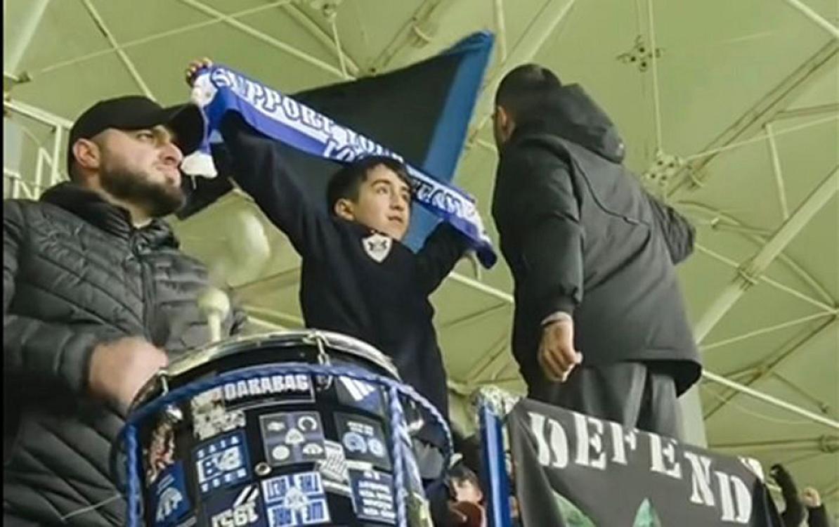 VİP-də yer ayrılsa da, azarkeşlərlə birgə izlədi - 