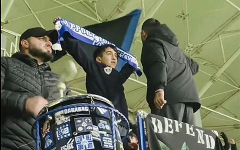 VİP-də yer ayrılsa da, azarkeşlərlə birgə izlədi - 