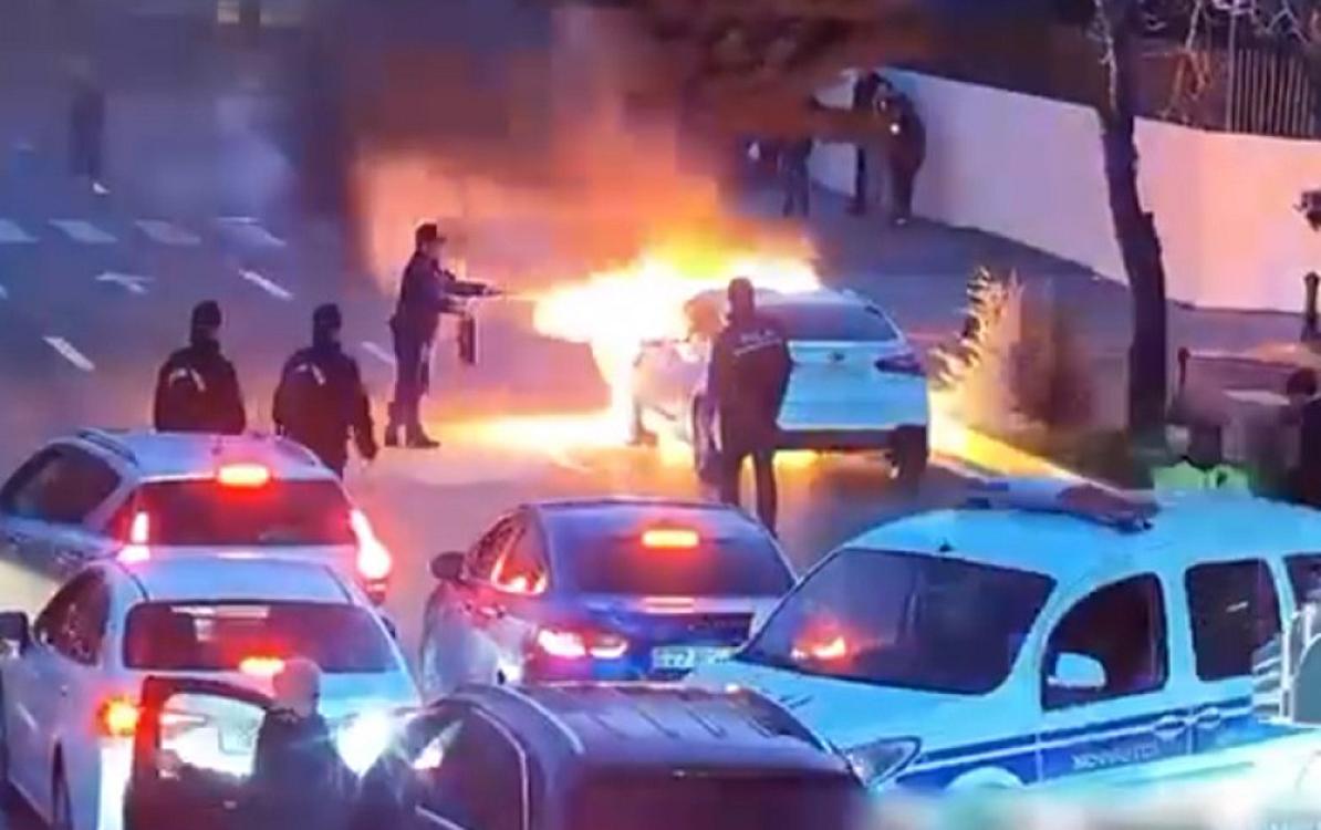 Bakının mərkəzində yanan maşın belə söndürüldü - 