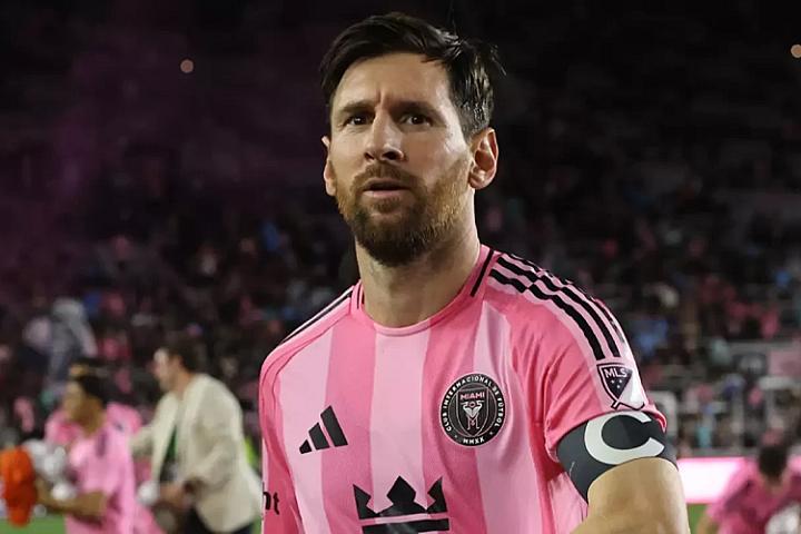 Messi meymun üzlü və quyruqlu tanrıya 