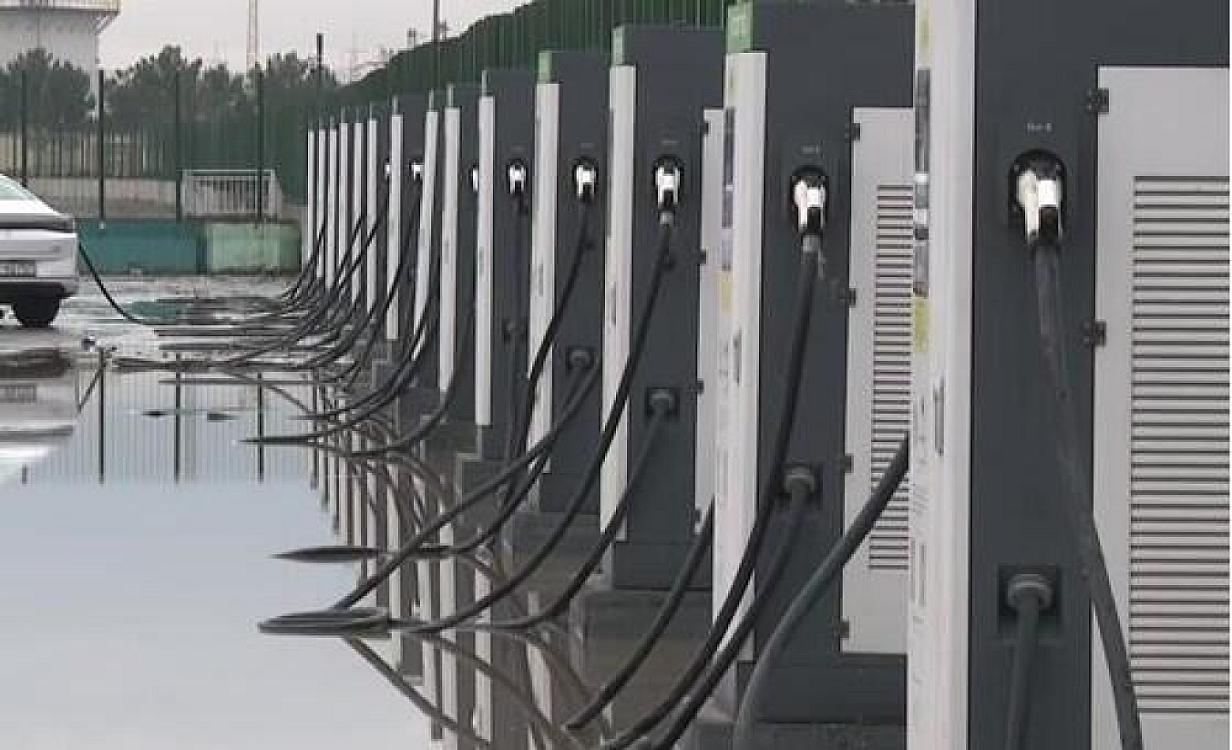 Bakıda elektrikdoldurma məntəqəsi su altında qaldı - 