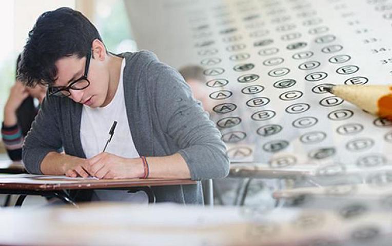 Qulaqlığı çubuqla, ötürücü cihazı yapışqanla taxıblar... - 