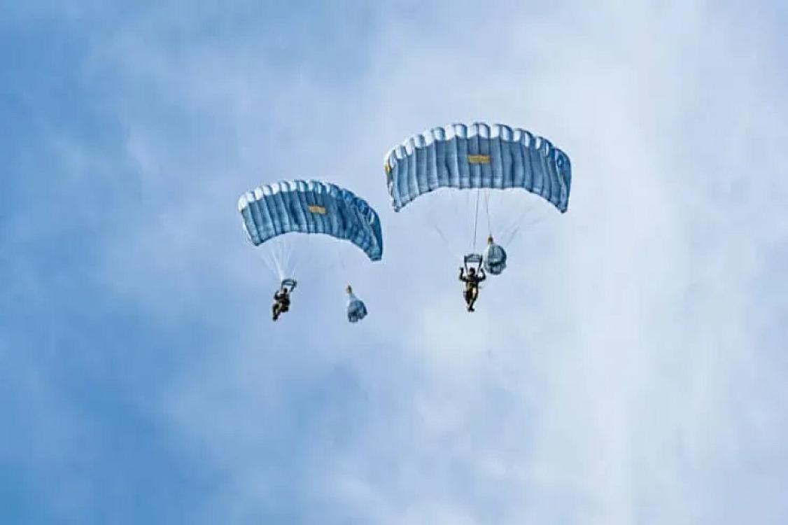 İki paraşütçü göydə bir-birinə çırpılıb 