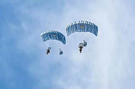 İki paraşütçü göydə bir-birinə çırpılıb 