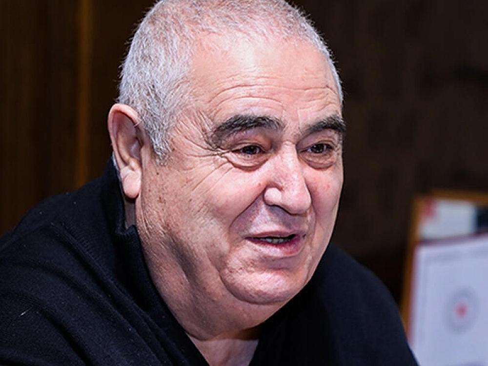 "Pulu stolun üstünə qoydum, dedim ki, nə qədər qızıl varsa, götür"