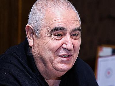 "Pulu stolun üstünə qoydum, dedim ki, nə qədər qızıl varsa, götür"