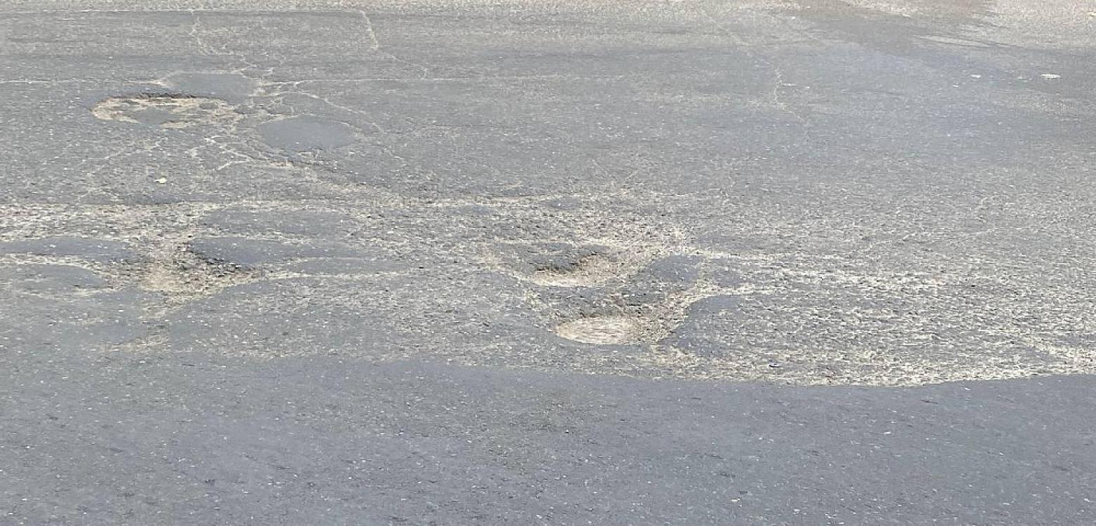 Novxanıda bu yoldakı çuxura hər gün bir neçə maşın düşür - 