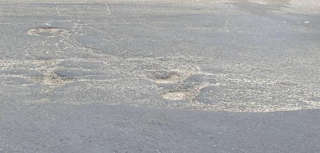 Novxanıda bu yoldakı çuxura hər gün bir neçə maşın düşür - 