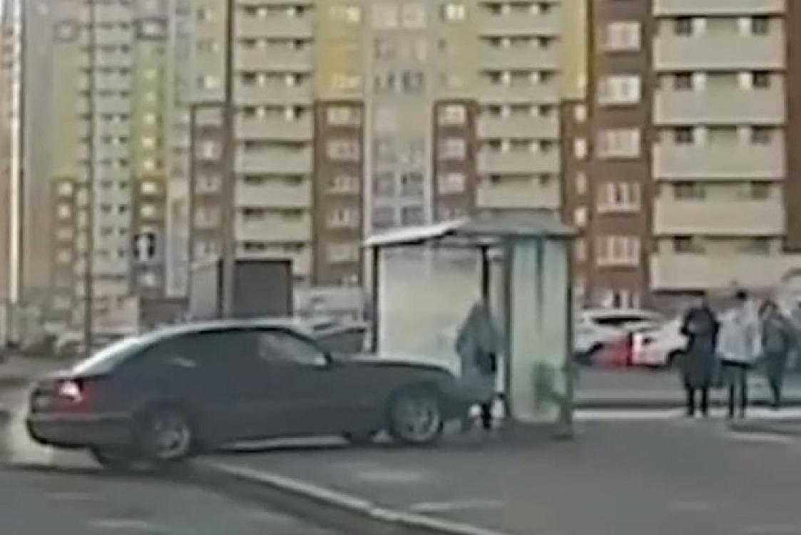 Maşın insanların olduğu