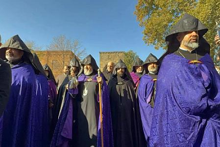 10 erməni yepiskop katolikosu taxt-tacı tərk etməyə çağırıb