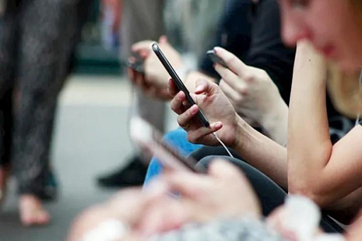 Sosial şəbəkədə əl hərəkətiylə söyüş söyənlər də 
