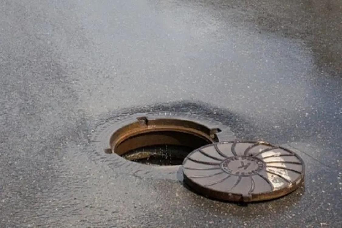 2 yaşlı uşaq kanalizasiya quyusuna düşüb öldü