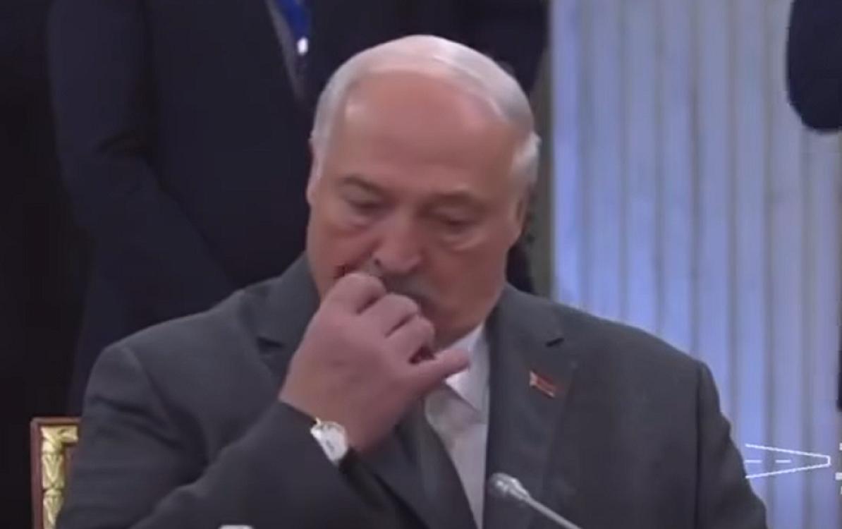 Putinin çıxışı zamanı etdiyi hərəkətlə gündəm oldu - 