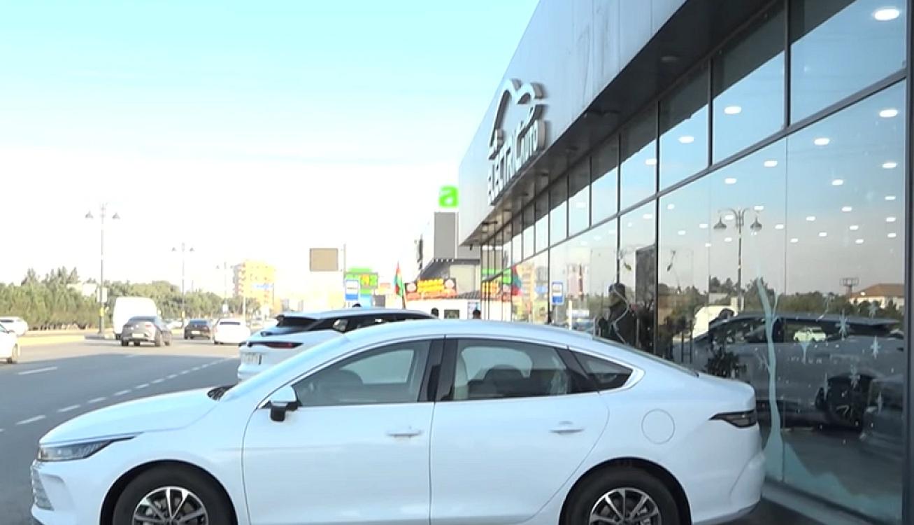 Car dealership occupied the sidewalk: "We can't cross the street or go to the store"
