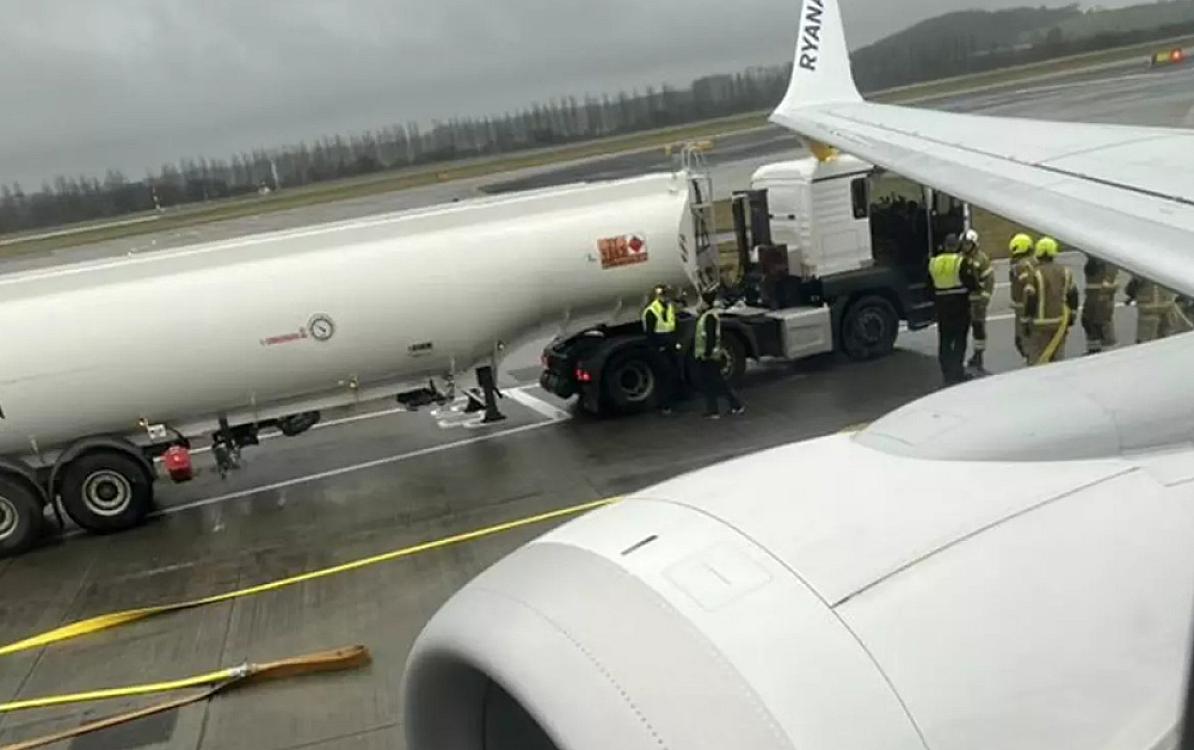 В Эдинбурге самолет столкнулся с топливозаправочной машиной -