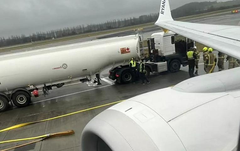 В Эдинбурге самолет столкнулся с топливозаправочной машиной -