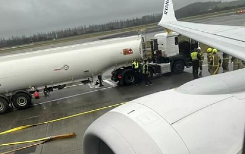 В Эдинбурге самолет столкнулся с топливозаправочной машиной -