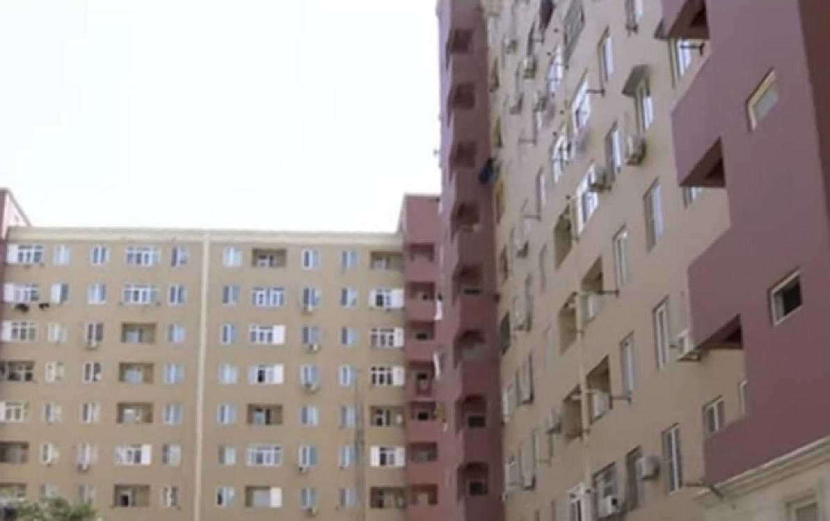 19 yaşlı qız dördüncü mərtəbədən 