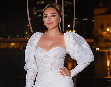 46 yaşlı Əməkdar artist dərin yarıqlı libası ilə DİQQƏT ÇƏKDİ - 