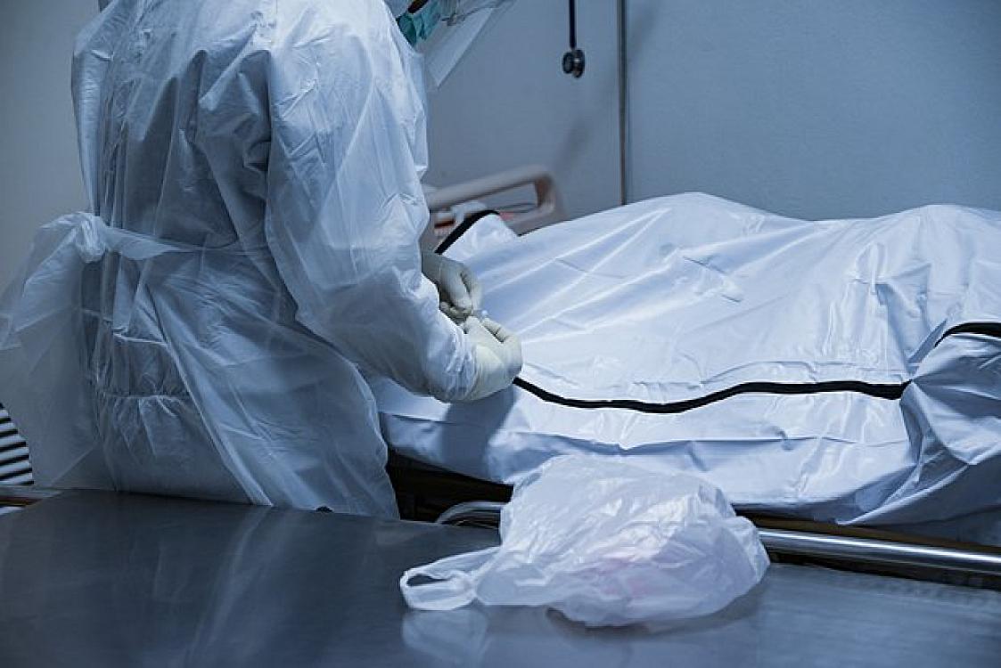 Qadın sevgilisinin meyiti ilə