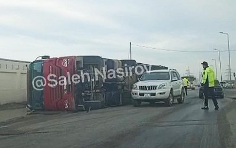 Sumqayıtda TIR aşdı - 