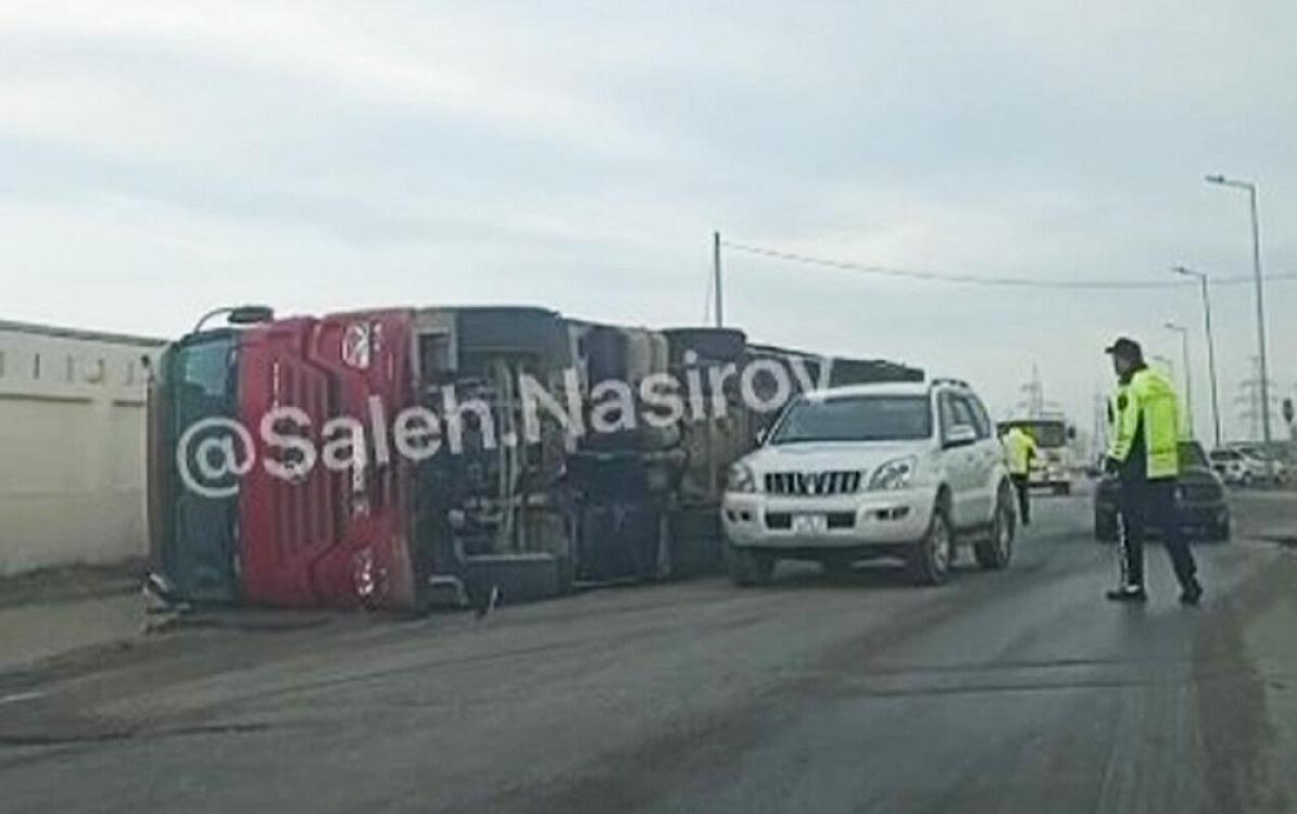 Sumqayıtda TIR aşdı - 