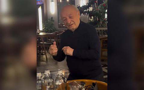 98 yaşlı Ömər Eldarov ad günündə belə rəqs etdi - 