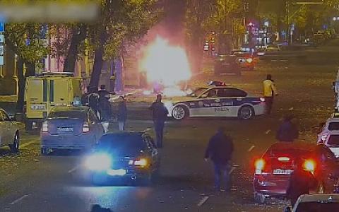 Sahil bağının yaxınlığında avtomobil yandı - 