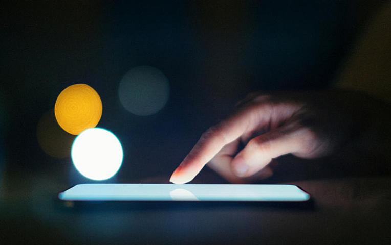 Telefonumuz nəyi izləyəcəyimizi necə müəyyən edir?