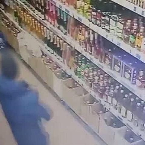 Supermarketə girib avtomatdan atəş açdı –