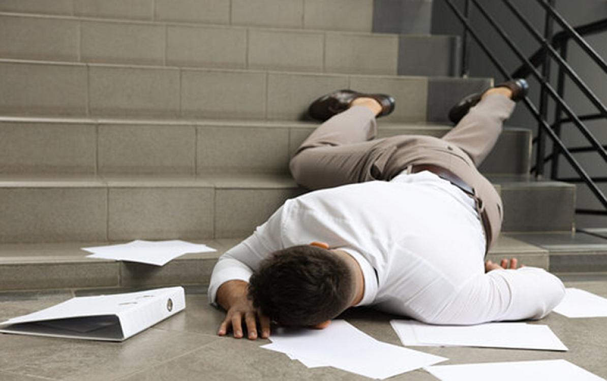 “ASAN Xidmət”də mühafizəçi ilə əlbəyaxa olub pilləkəndən